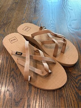 TEVA Olowahu Tan Criss Cross Strappy Flip Flops Sandals